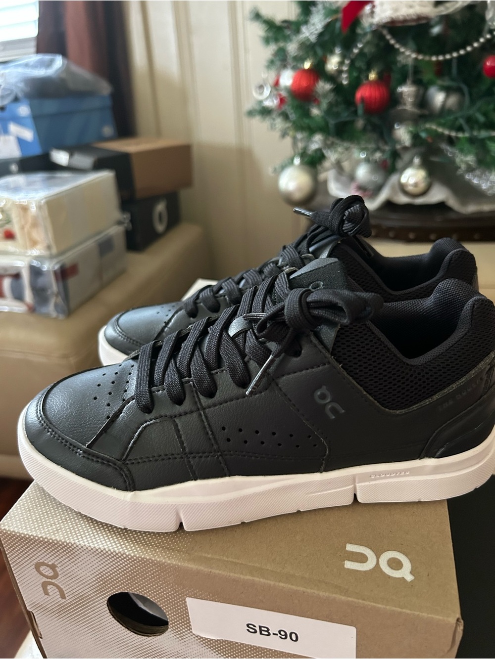 On Cloud Roger Clubhouse Women’s Black Low-Top Sneakers